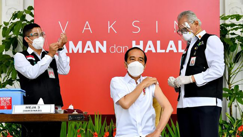 Presiden Joko Widodo saat divaksin oleh Tim Dokter Kepresidenan yang disiarkan langsung televisi. (SEKRETARIAT KEPRESIDENAN)